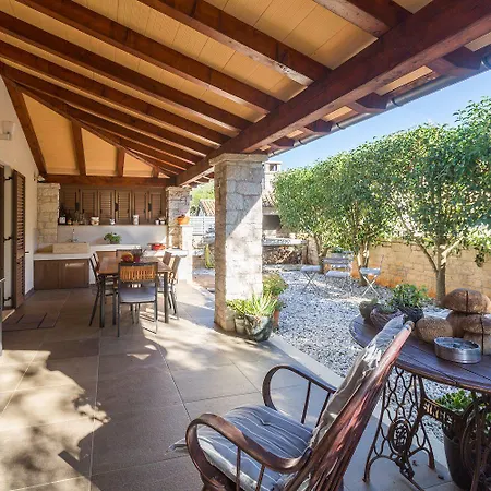 Tatil Evi Malerische Mit Privatpool, Mediterranem Garten, Outdoor-kueche, Waschmaschine, Trockner