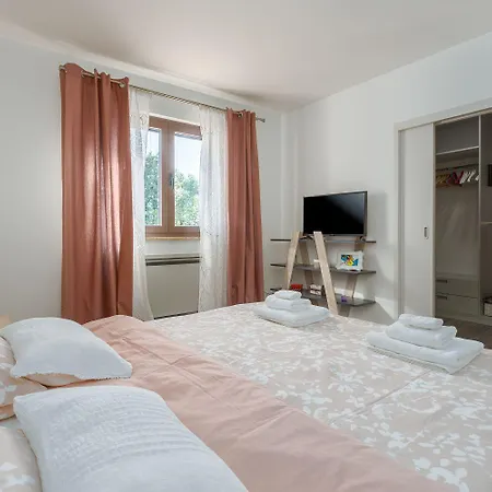 Tatil Evi Malerische Mit Privatpool, Mediterranem Garten, Outdoor-kueche, Waschmaschine, Trockner