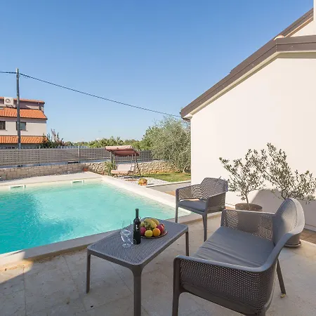 Tatil Evi Malerische Mit Privatpool, Mediterranem Garten, Outdoor-kueche, Waschmaschine, Trockner Višnjan
